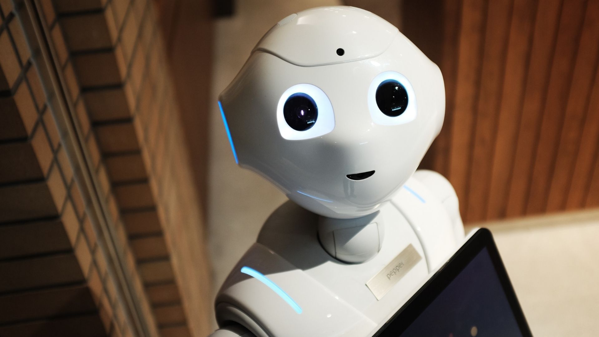 Imagem que ilustra o título: Cuando la IA es menos robótica que los humanos: 5 principios de un chatbot exitoso